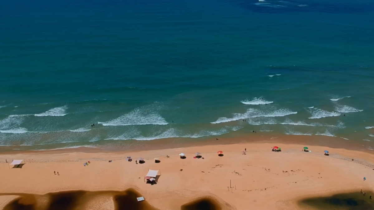 De lá, o trajeto de cerca de 75 km pode ser feito via balsa por Arraial d'Ajuda ou pela estrada asfaltada BA-001. - (Fotos: Reprodução/YouTube)