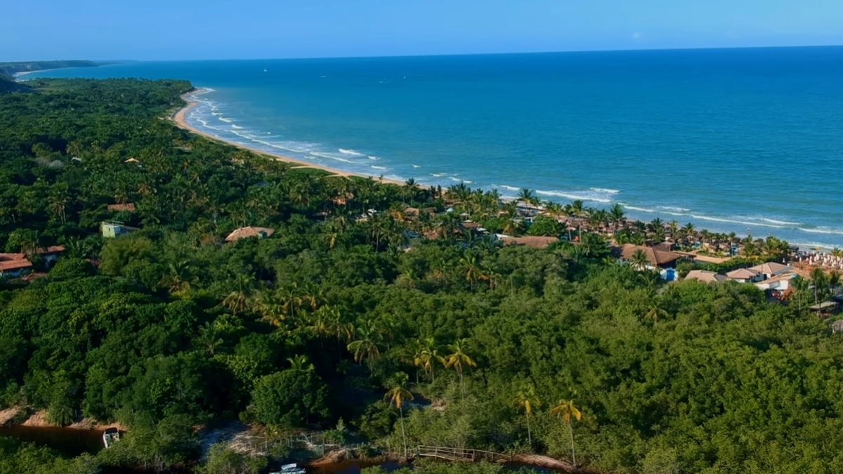 Surpreendentemente, Trancoso permaneceu isolado, sem estradas ou energia elétrica, até a década de 1970, quando foi redescoberto por artistas e mochileiros.