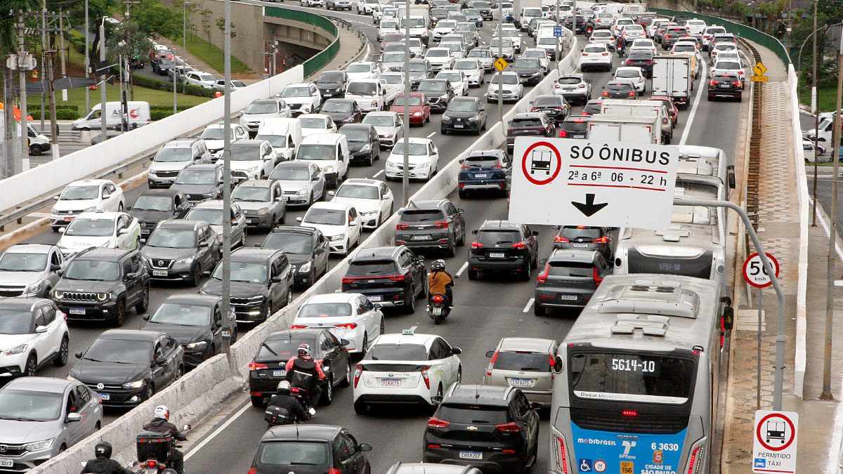 Motoristas enfrentam lentidão nas principais avenidas da região durante o evento