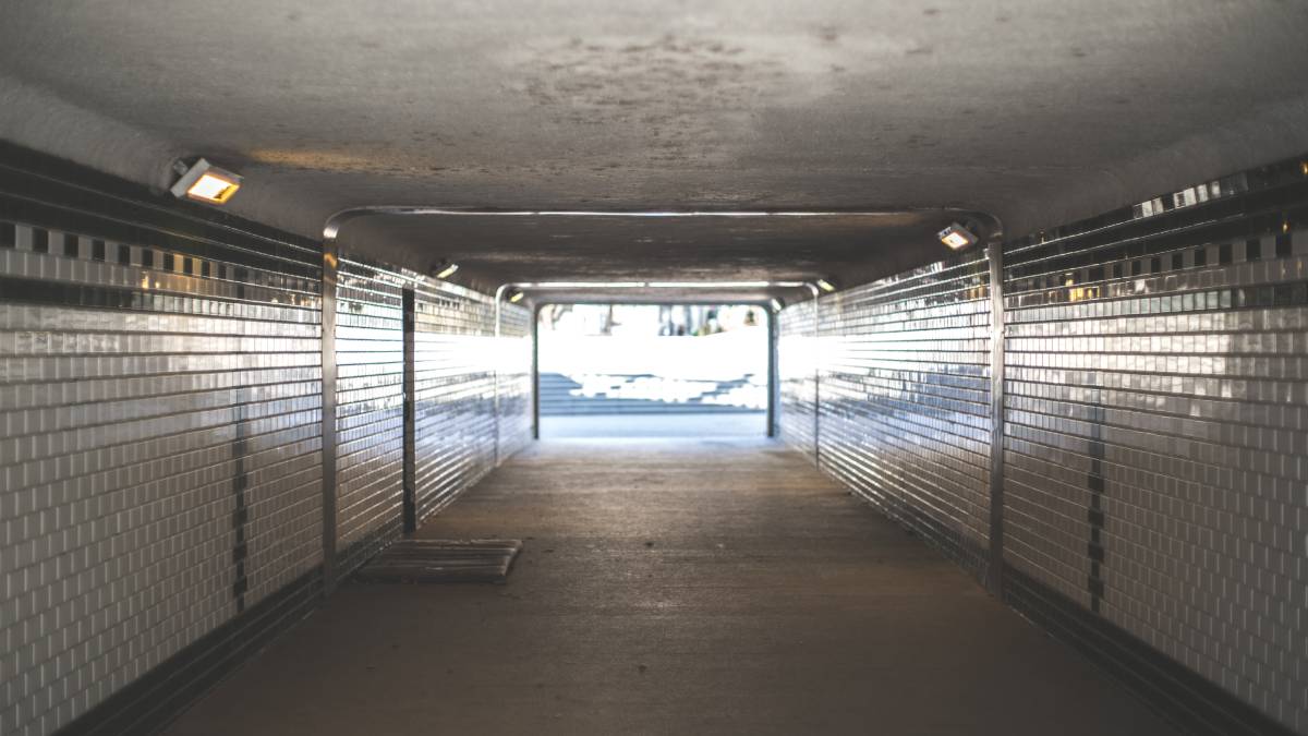 Entrada do bunker construído no interior de Santa Catarina, pensado para enfrentar crises e desastres (Foto: Freepik)