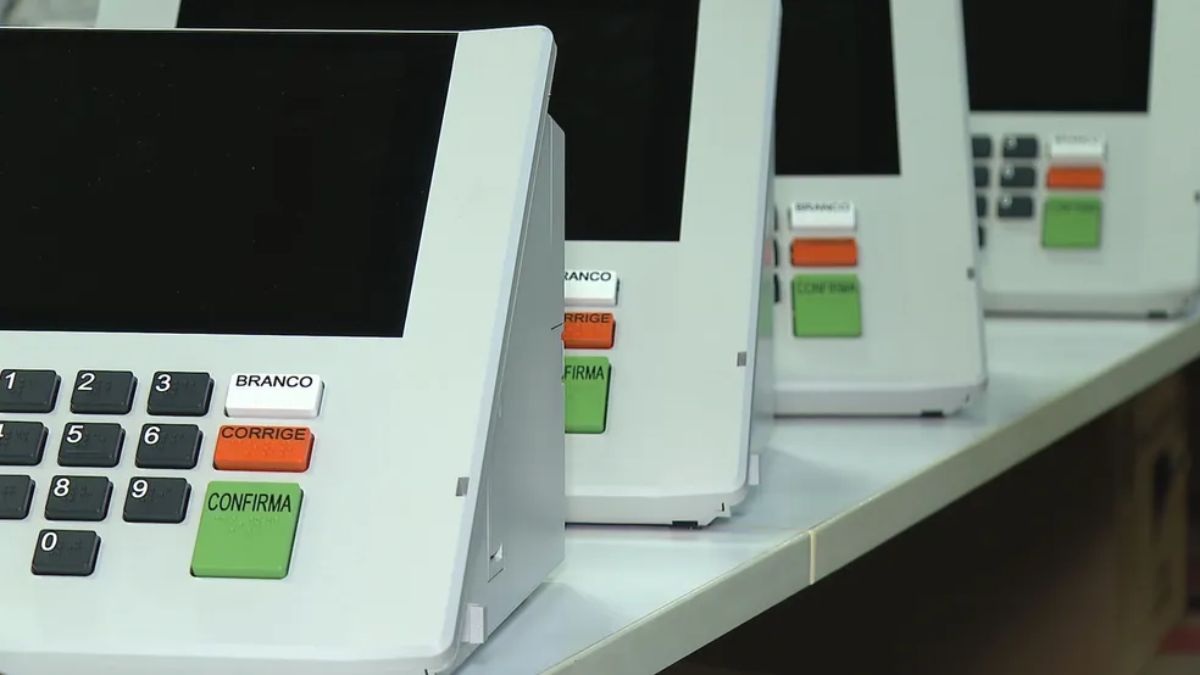 Urnas eletrônicas em sala. TV Globo/Reprodução