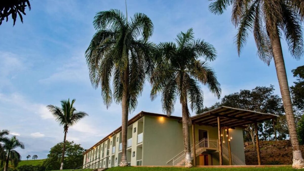 Localidades próximas, como Atibaia, Holambra e Serra Negra, concentram hotéis fazenda bem avaliados pelos hóspedes e que oferecem atividades ao ar livre, gastronomia típica e paisagens tranquilas. Fotos: Booking/Divulgação