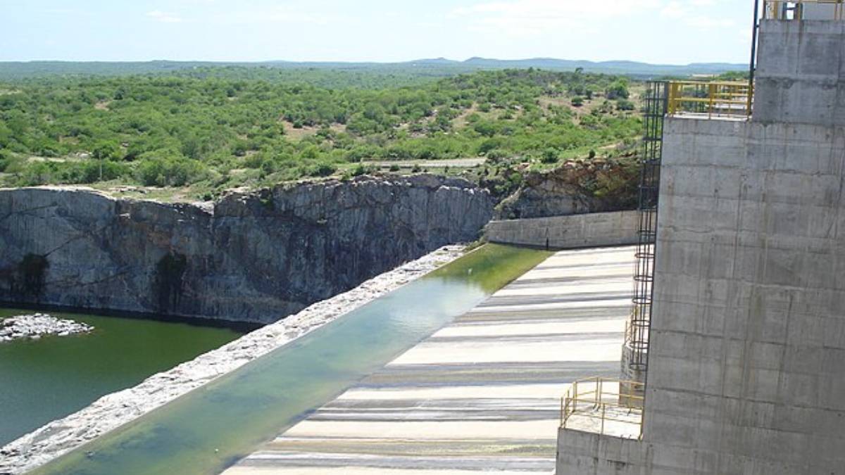 A antiga sede do município foi demolida e, anos depois, engolida pelas águas do Açude Castanhão, o maior reservatório para múltiplos usos da América Latina (Foto: Fabiobarros/ Wikimedia Commons)