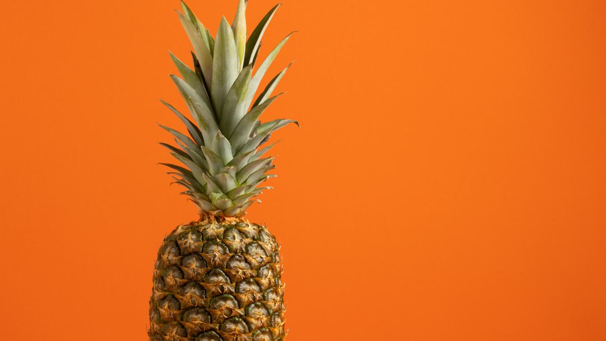 O abacaxi pode ser um aliado inesperado contra a vontade de doce após as refeições, graças à presença da enzima bromelina.