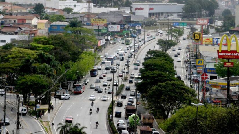 Vida urbana em escala máxima: Apesar de ser a cidade "mais apertada" do País, Taboão da Serra mantém indicadores sociais sólidos, refletindo os desafios e as potencialidades do crescimento urbano planejado. Foto: Thiago Neme/Gazeta de S.Paulo