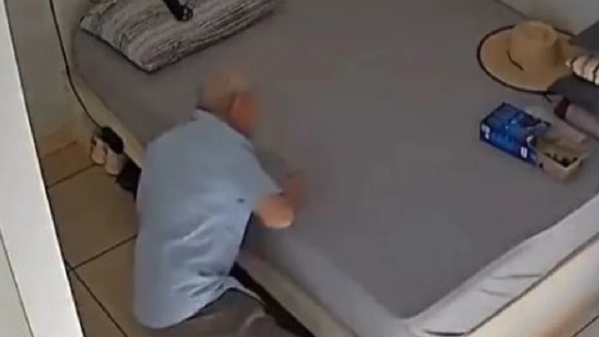 Sucesso nas redes, o influenciador Vovô Anésio, de 88 anos, tropeçou na quina da cama e caiu no chão, fraturando o fêmur - (Reprodução)