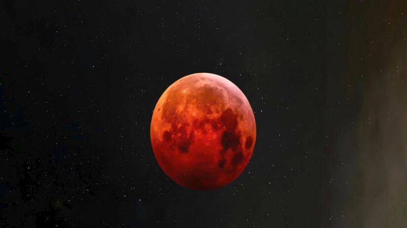 No eclipse total, a Lua pode ficar laranja ou vermelha. Foto: Reprodução/Youtube