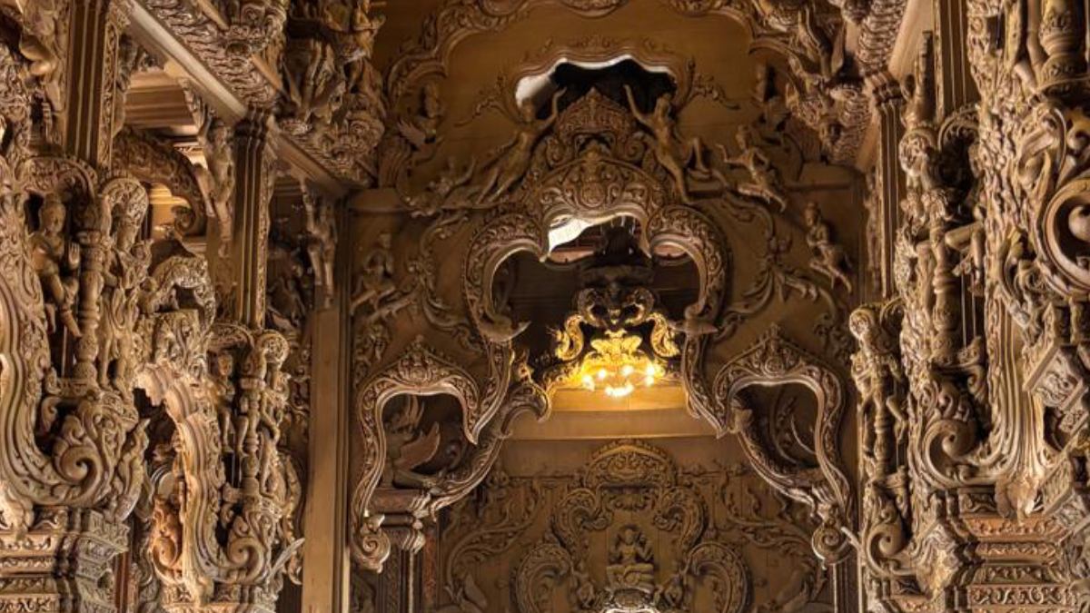 Olhar para o teto revela a complexidade dos encaixes e da ornamentação interna. Foto: Daniel Villaça/Gazeta de S. Paulo