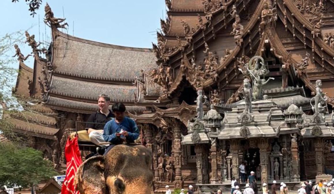 O Santuário da Verdade proporciona uma experiência contemplativa em meio ao agito de Pattaya. Foto: Daniel Villaça/Gazeta de S. Paulo