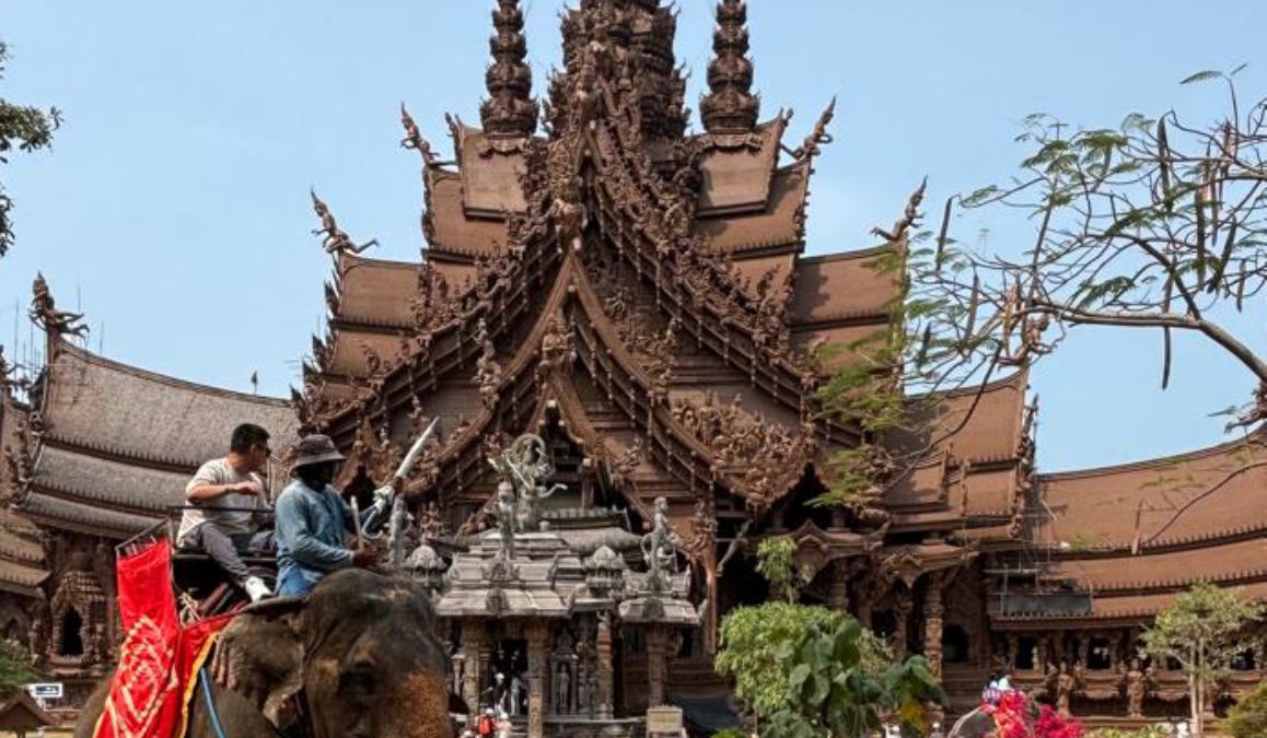 A imponente estrutura de 105 metros de altura domina a paisagem costeira de Pattaya. Foto: Daniel Villaça/Gazeta de S. Paulo