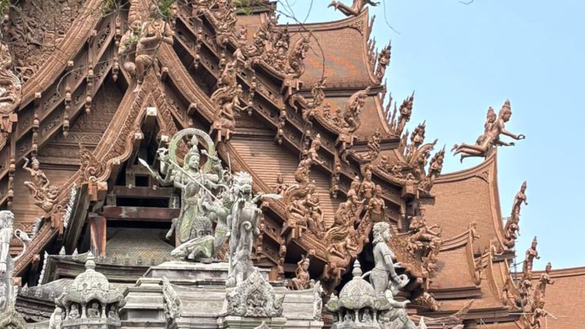 Uma construção monumental que utiliza técnicas tradicionais de carpintaria tailandesa sem pregos metálicos. Foto: Daniel Villaça/Gazeta de S. Paulo