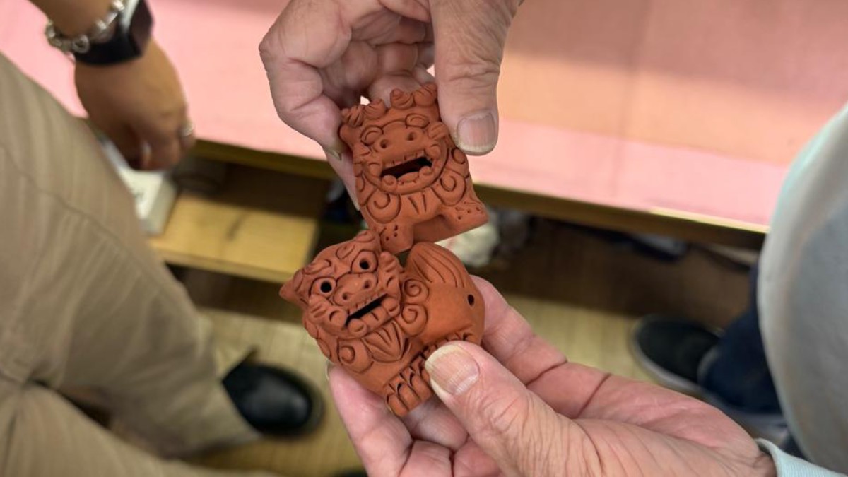 Esses protetores famosos recebem o nome de Shisa e misturam traços de leão e cachorro. Consequentemente, eles representam uma tradição secular que afasta os maus espíritos e garante a sorte dos moradores todos os dias. Foto: Adriana Baroli