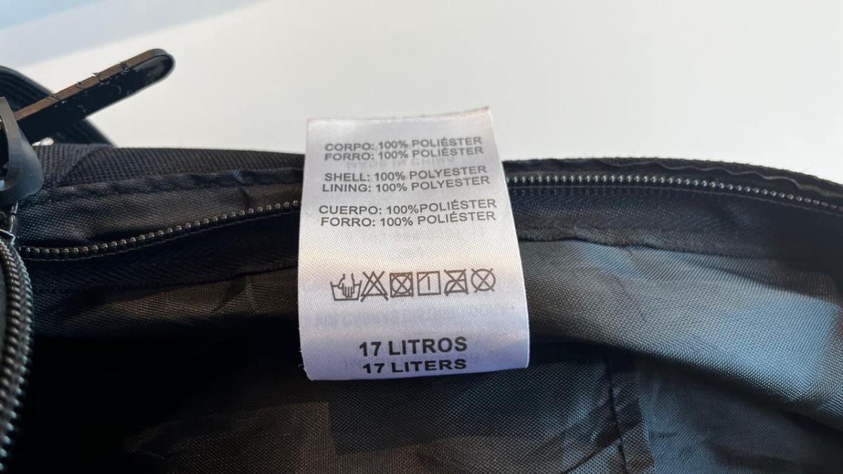 Os símbolos nas etiquetas não são enfeites; eles indicam exatamente a temperatura da água, o tipo de ciclo e se aquela peça pode (ou não) ir para a secadora.