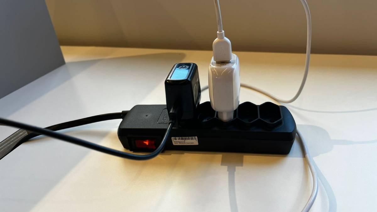 A eterna luta para encaixar vários adaptadores em um filtro de linha comum. Falta praticidade no dia a dia.