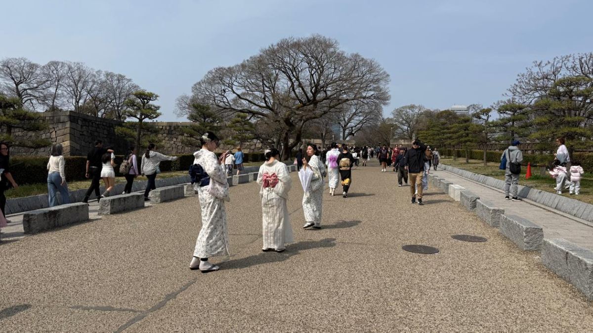 2. Visitantes aproveitam o auge da primavera para vivenciar a tradição do hanami. Foto: Adriana Baroli