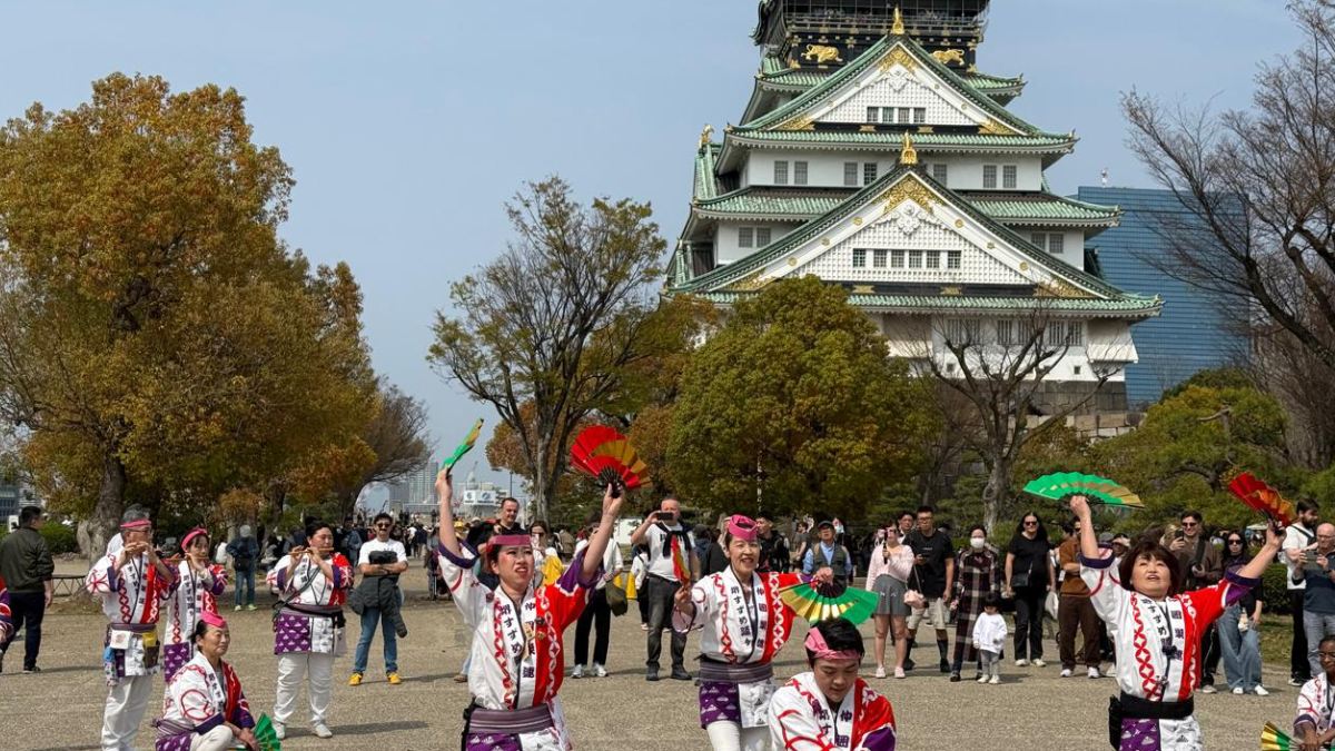 5. No Castelo de Osaka, moradores e turistas se reúnem para celebrar a chegada das flores. Foto: Adriana Baroli