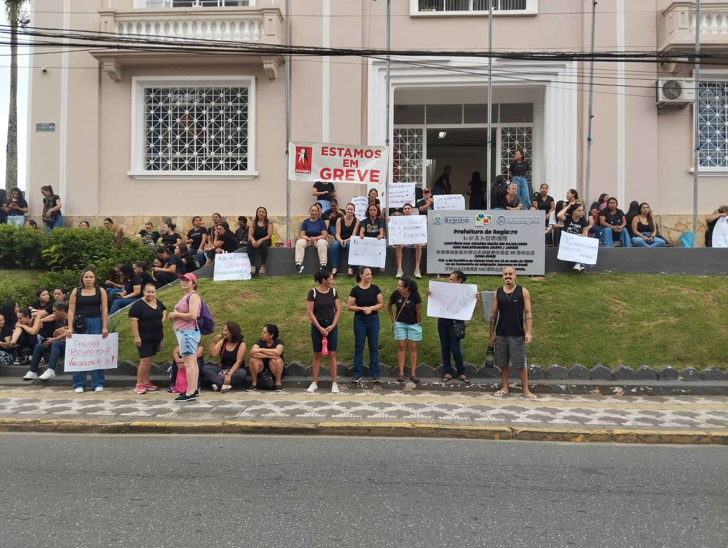 Até a tarde desta terça-feira (31/3), a manifestação seguia em andamento, enquanto as negociações entre as partes continuavam.