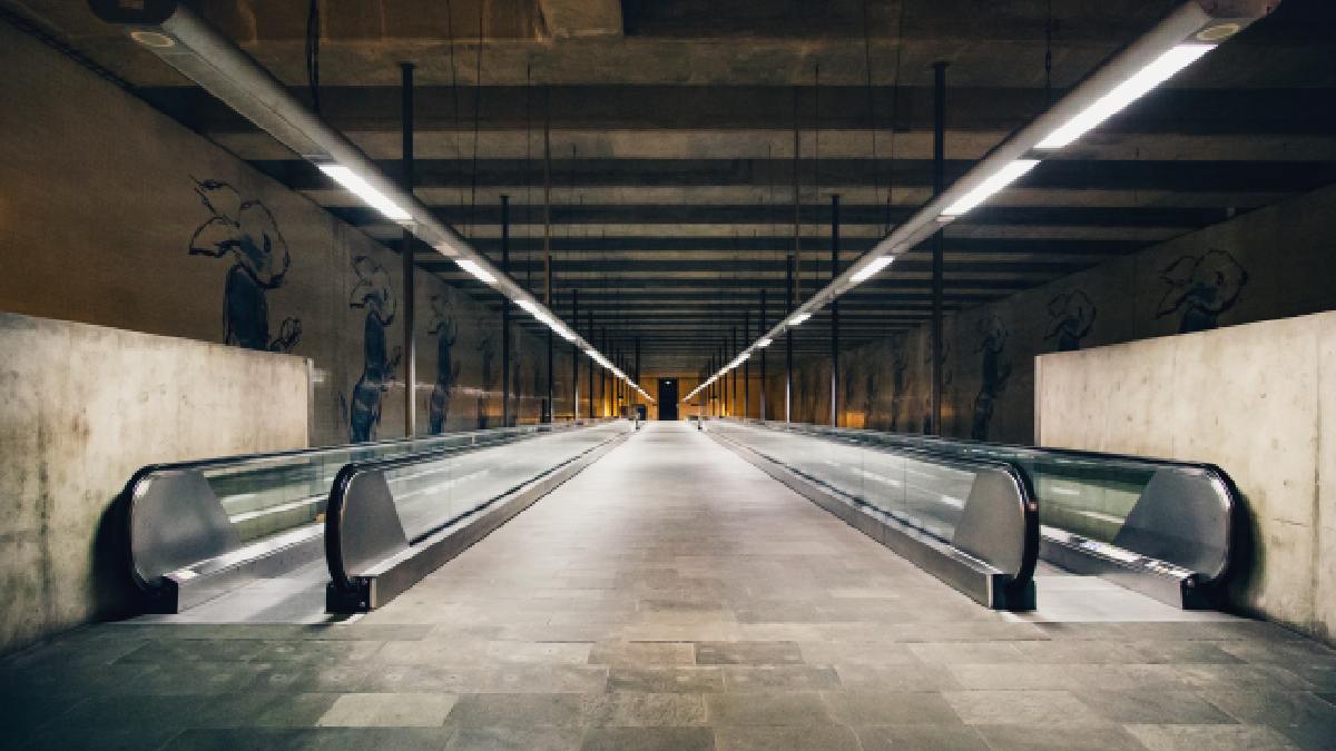 Viadutos como o Pedroso e o Dona Paulina foram projetados com espaços internos que poderiam abrigar estações, evidenciando como antigos planos de transporte deixaram estruturas curiosas espalhadas pela cidade. Foto: Freepik