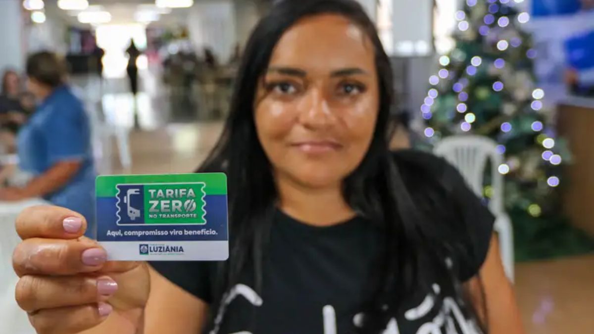 Para o cidadão, o cartão de Tarifa Zero simboliza a liberdade de ir e vir sem o peso do custo da passagem no orçamento mensal. Em Luziânia (GO), a medida impacta diretamente a economia das famílias mais vulneráveis. Wilson Dias/Agência Brasil