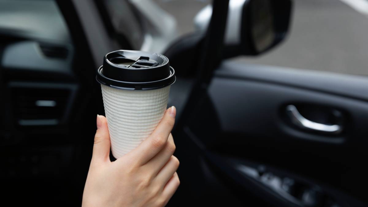 Com pequenas adaptações, recipientes de plástico viram organizadores ou até lixeiras para o carro. (Foto: Freepik)