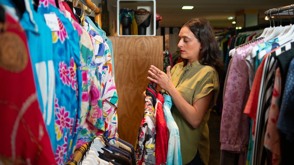 Guardar as roupas não é apenas proteção, mas uma forma de preservar sensações, cores e a leveza dos dias quentes