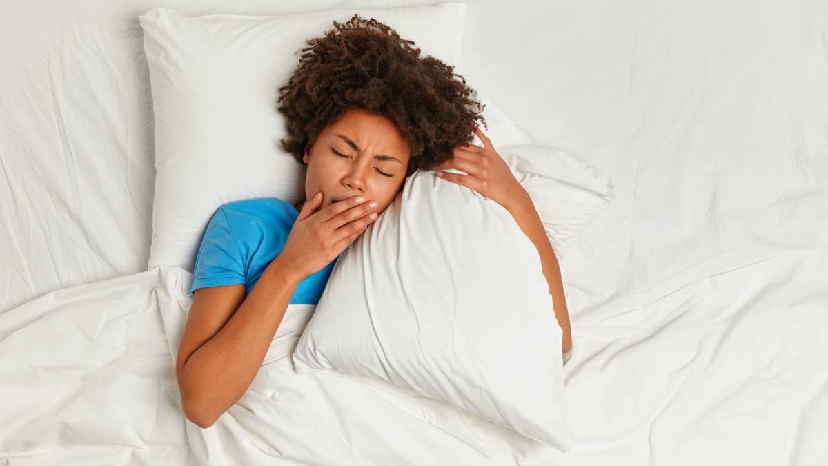 Quem treina pesado pode dormir melhor: musculação ajuda a melhorar a qualidade do sono. Foto: Freepik