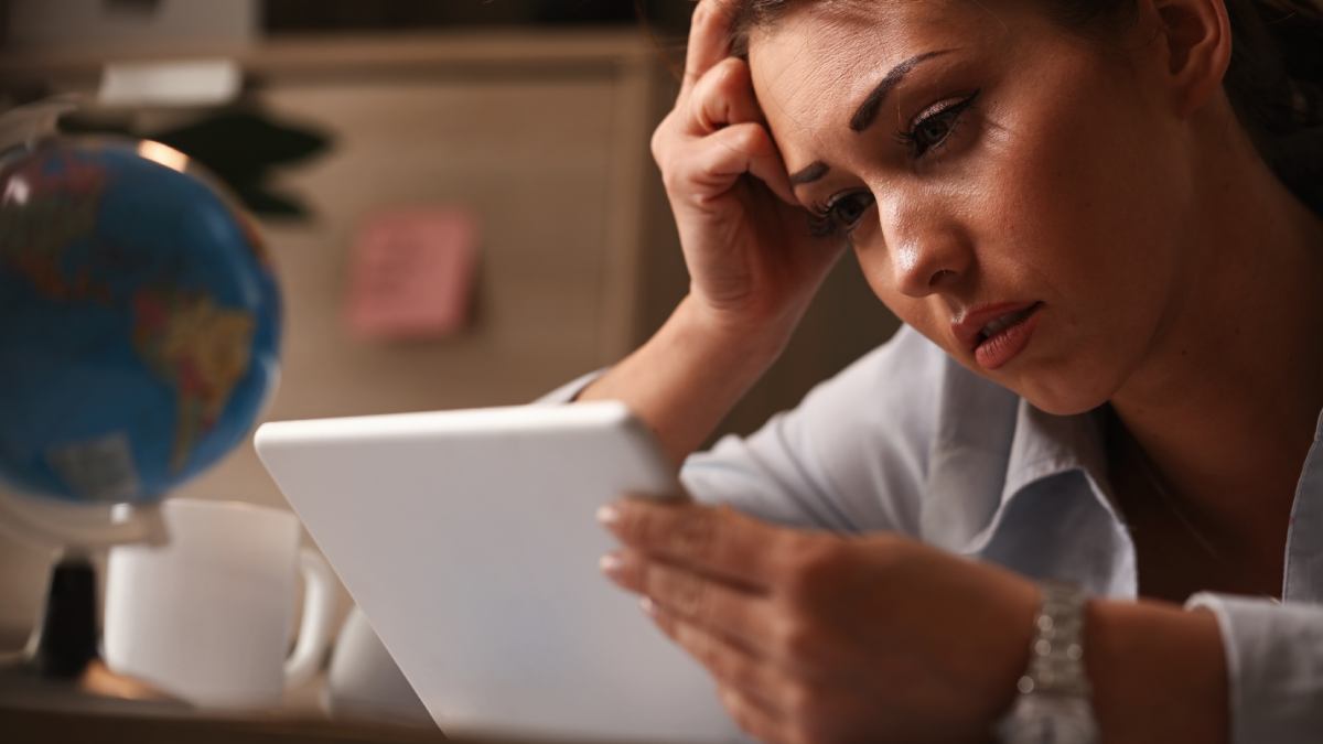Com o uso excessivo de telas e de redes sociais, consumo de álcool no fim de semana e falta de desorganização, pode elevar os níveis de ansiedade e prejudicar o humor.