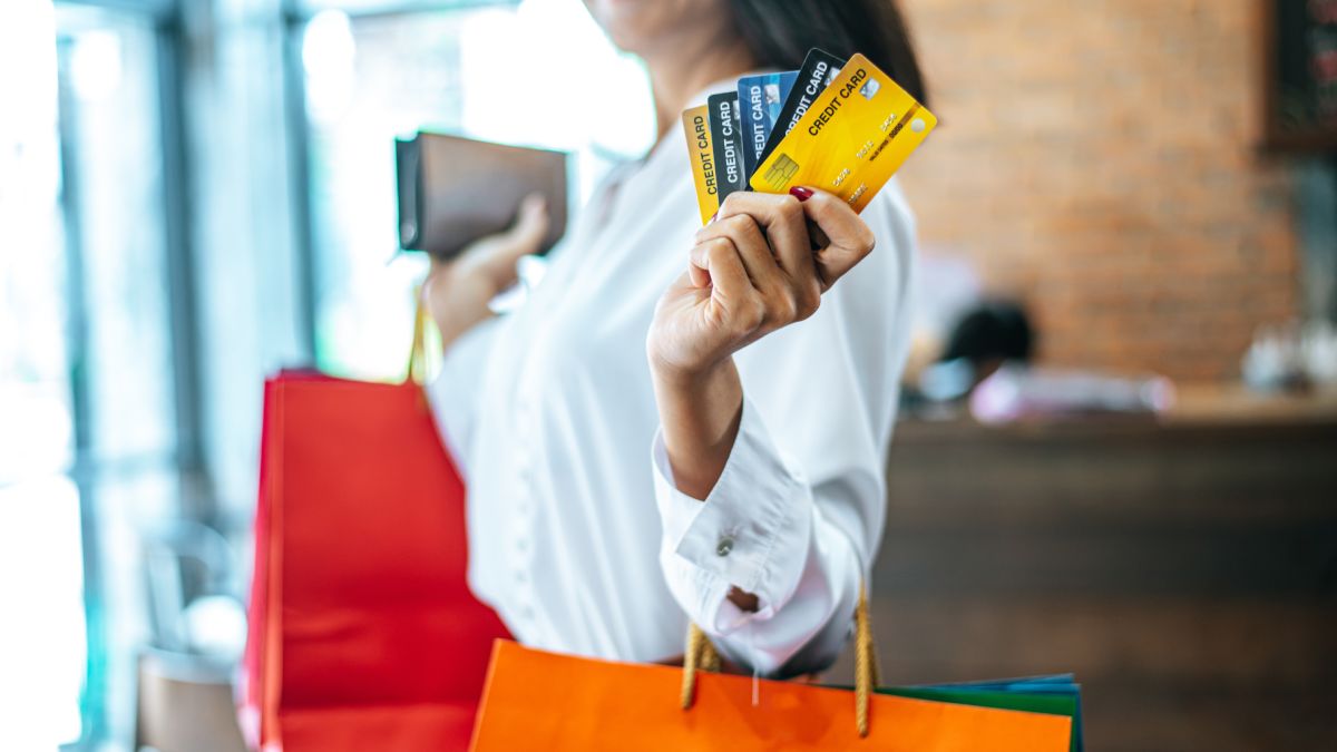 Esta é a única forma de evitar completamente a incidência de juros sobre as compras realizadas (Fotos: Freepik)