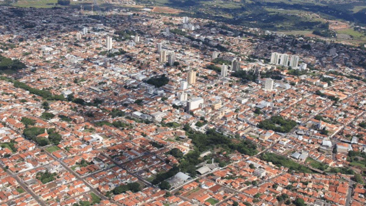 Vista aérea de Botucatu destaca a beleza natural e urbana da cidade - Prefeitura Municipal de Botucatu