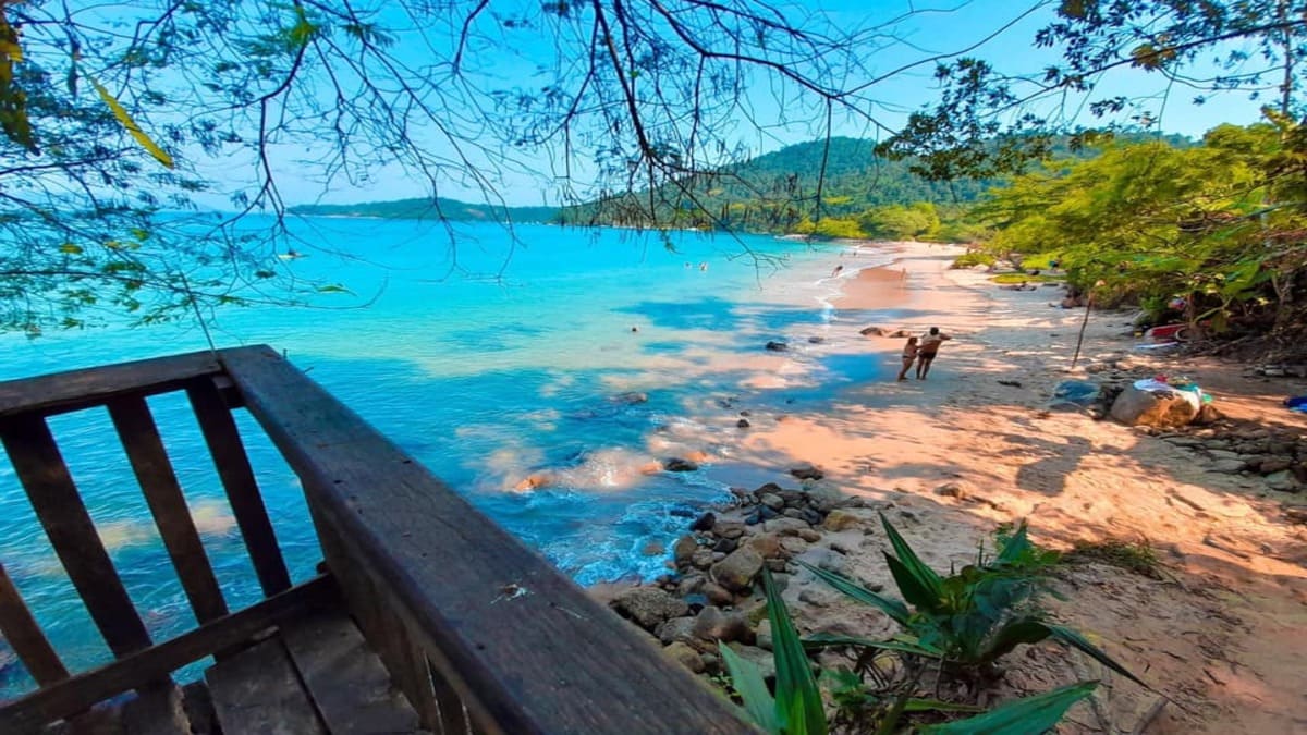 Águas cristalinas impressionam turistas em dia de sol na praia - Divulgação: Prefeitura Municipal de Angra dos Reis