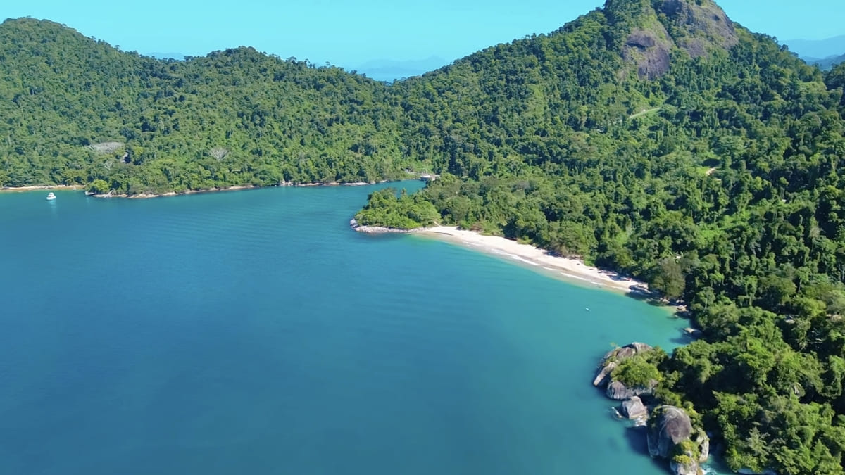 Registro destaca o mar calmo e a paisagem preservada da região - Reprodução/YouTube