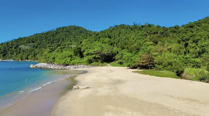 Vista da faixa de areia destaca a curta distância entre a praia e a usina