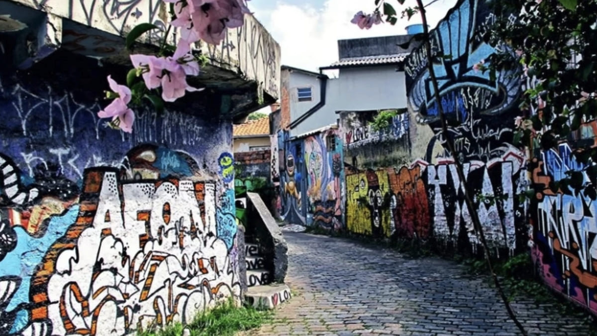 O clima artístico da Vila Madalena atrai turistas em busca de experiências únicas - Reprodução/YouTube