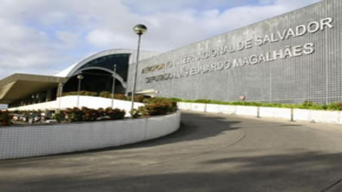 O voo sai do aeroporto internacional de Salvador
