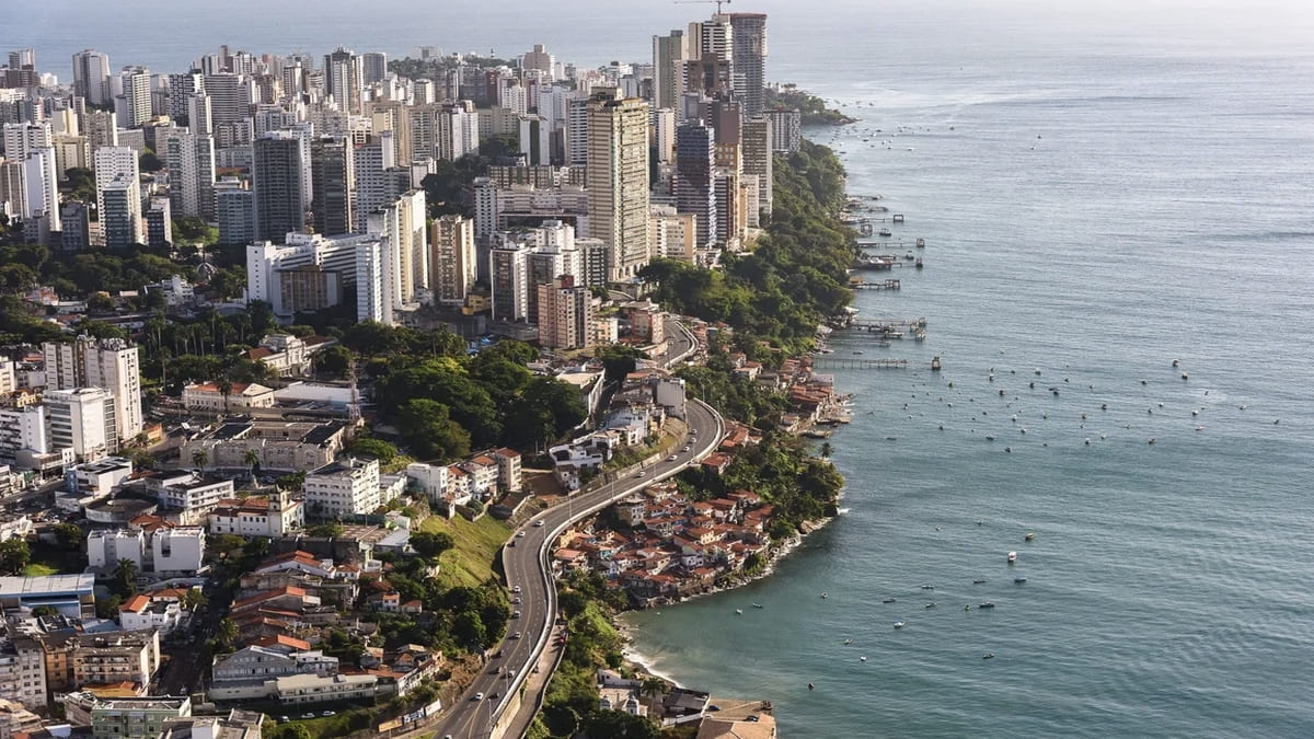 Do alto, o litoral revela tons de azul e faixas de areia durante todo o percurso - Divulgação: Prefeitura Municipal de Salvador