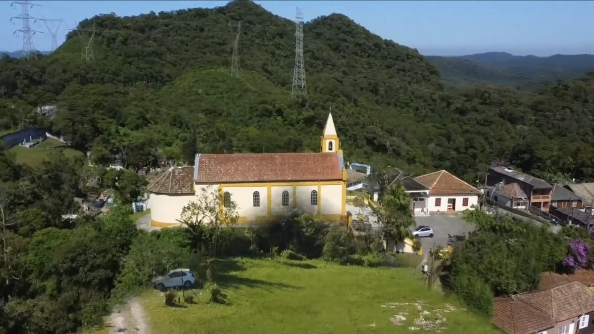 Neblina intensa cobre a vila e reforça o clima misterioso do destino - Reprodução/YouTube