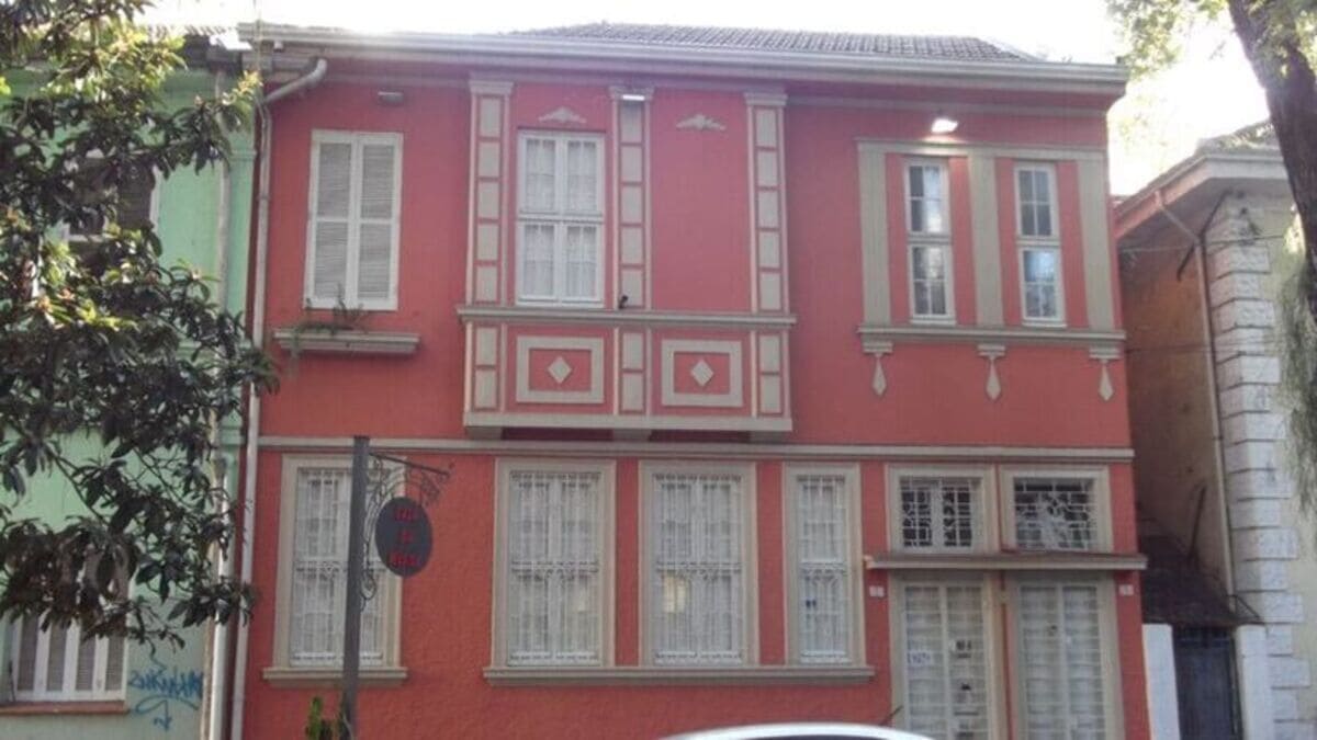 Copas entrelaçadas criam sombra natural e deixam o ambiente mais fresco