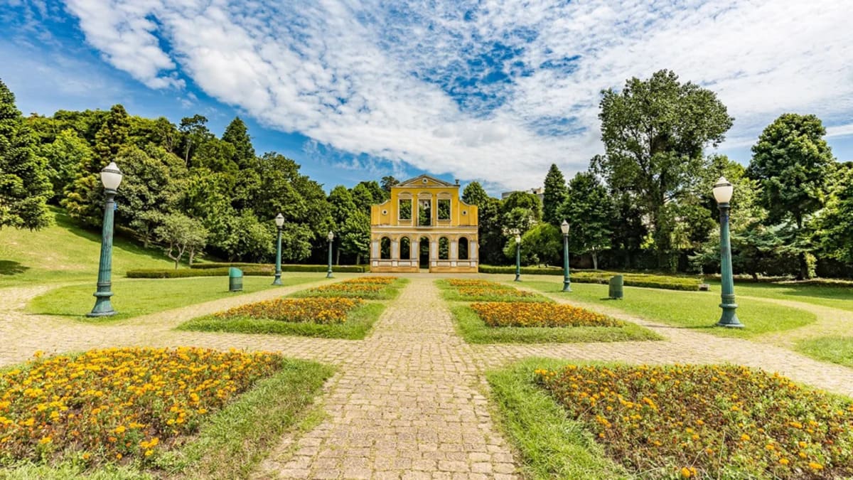 Curitiba: Quinta colocada, reconhecida pelo planejamento urbano, mobilidade eficiente e iniciativas sustentáveis. Prefeitura Municipal de Curitiba