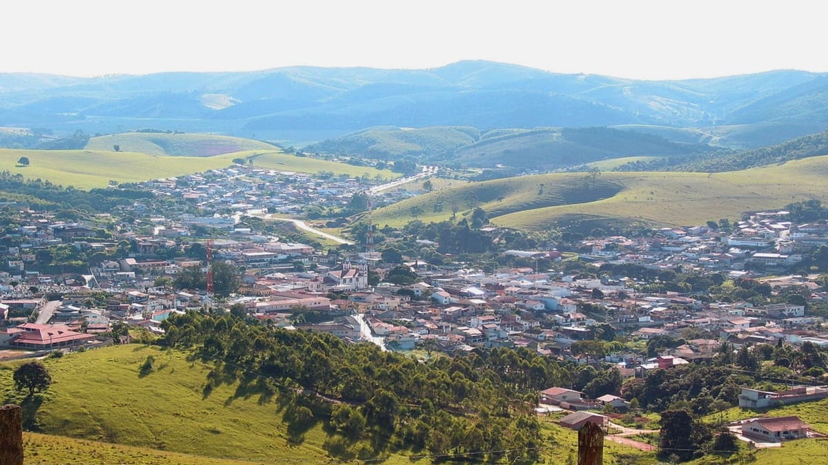 Cenário verde impressiona quem conhece a origem do rio pela primeira vez Prefeitura Municipal de Salesópolis