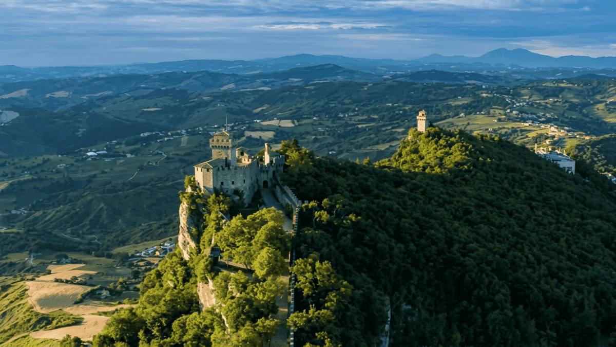Vista do Monte Titano, onde nasceu a história de San Marino Reprodução YouTube