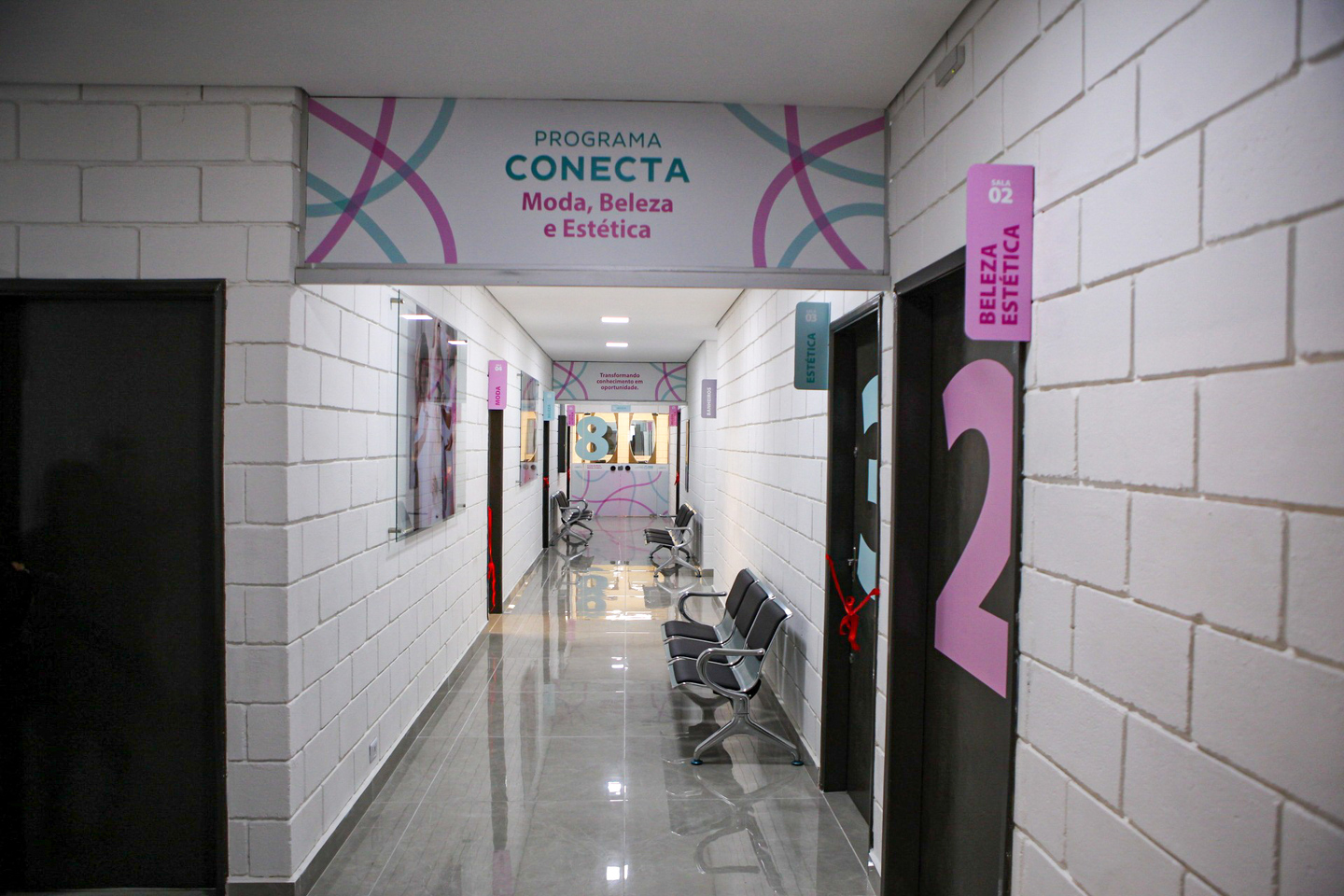 Programa Conecta reúne quatro escolas profissionalizantes que oferecem cursos e oficinas gratuitos à população.