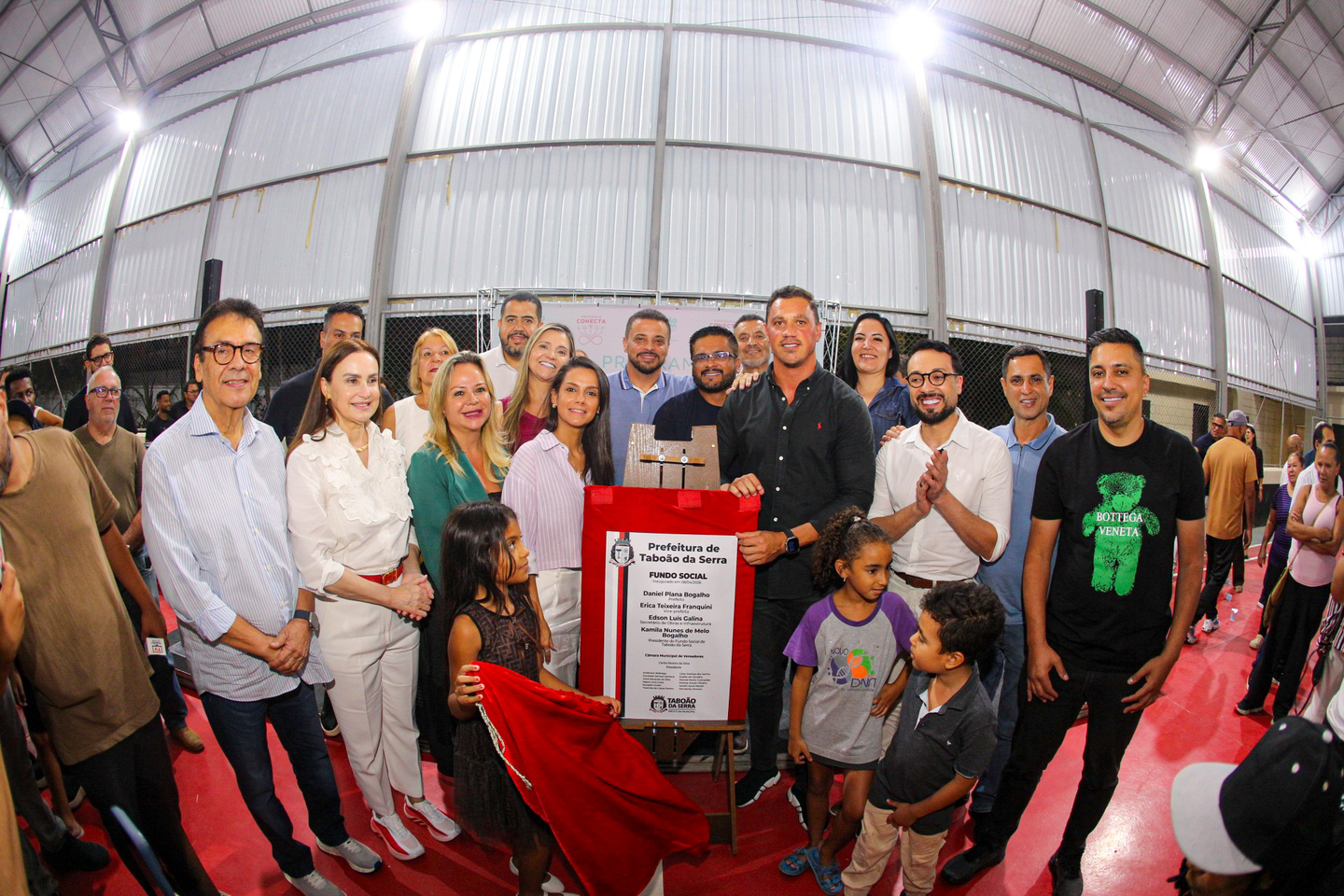 Prefeito de Taboão da Serra, Engenheiro Daniel, durante inauguração de novo equipamento na Grande São Paulo.