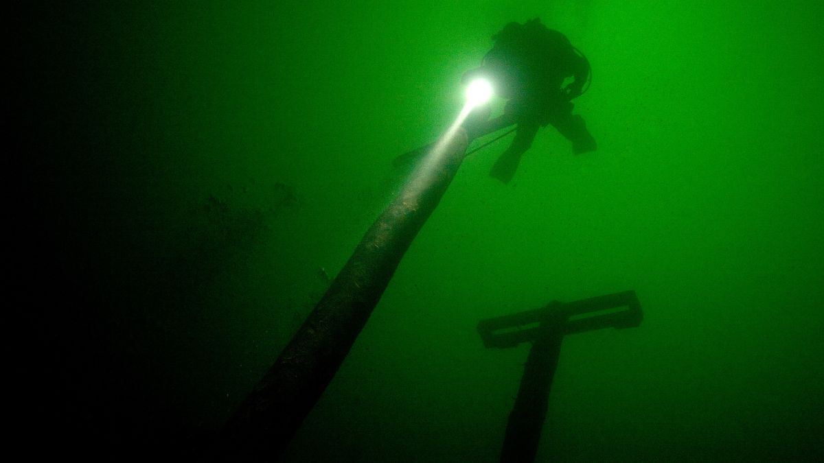 Os postes da Vila Amaury hoje iluminam apenas o silêncio no fundo do lago.