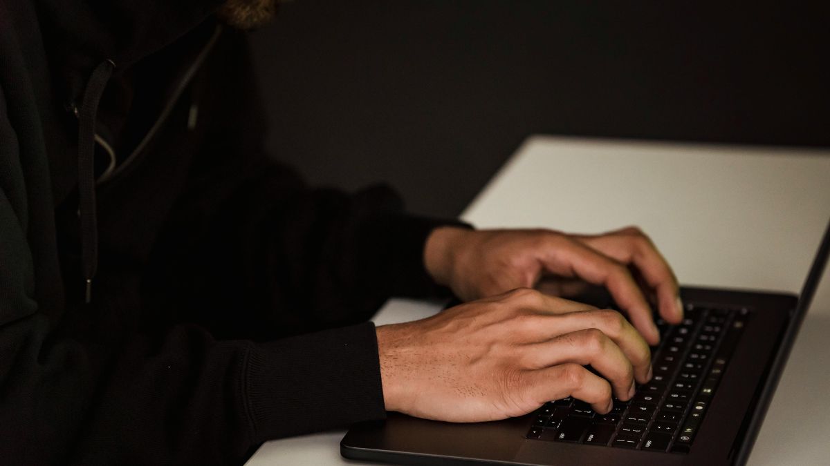 O caso envolvendo softwares militares dos EUA revela como a engenharia social continua sendo uma das armas mais eficazes do cibercrime (Foto: Freepik)