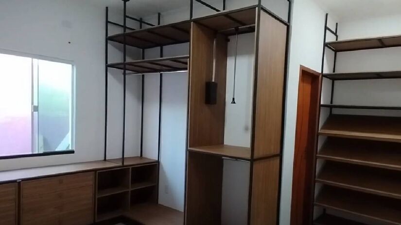 Móveis em painéis (MDF/aglomerado) liberam formaldeído em maior grau; peças metálicas abertas reduzem esses compostos (Fotos: Reprodução YouTube | MarluceAlmeida Poc Design)