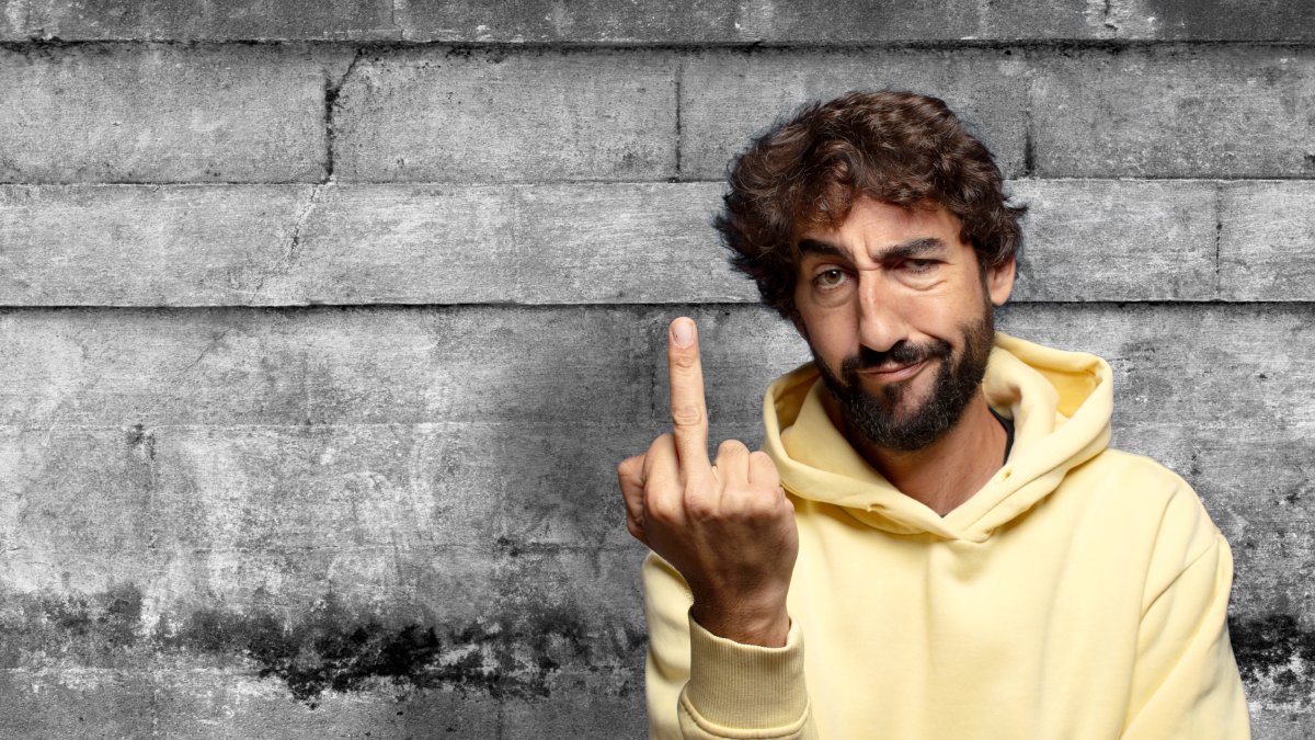 Com o tempo, o gesto ganhou novos sentidos, e hoje pode representar raiva, desafio ou protesto, dependendo do contexto (Foto: Freepik)