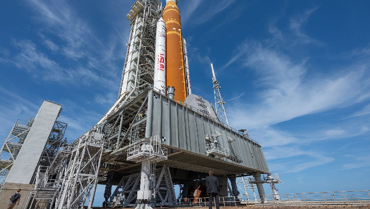 A Artemis II é o primeiro voo tripulado ao entorno da Lua desde 1972. Quatro astronautas partem a bordo da cápsula Orion, impulsionada pelo foguete SLS, o mais poderoso já construído pela NASA.