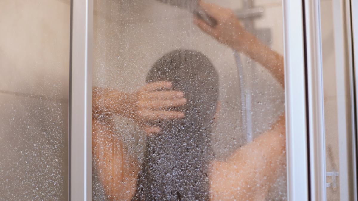 Reduzir o tempo de banho é uma das formas mais simples de aliviar a conta de água no fim do mês. Foto: Freepik