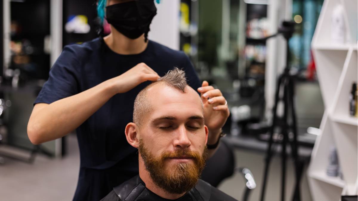 Alguns especialistas apontam que um corte bem escolhido pode ajudar a rejuvenescer a aparência masculina