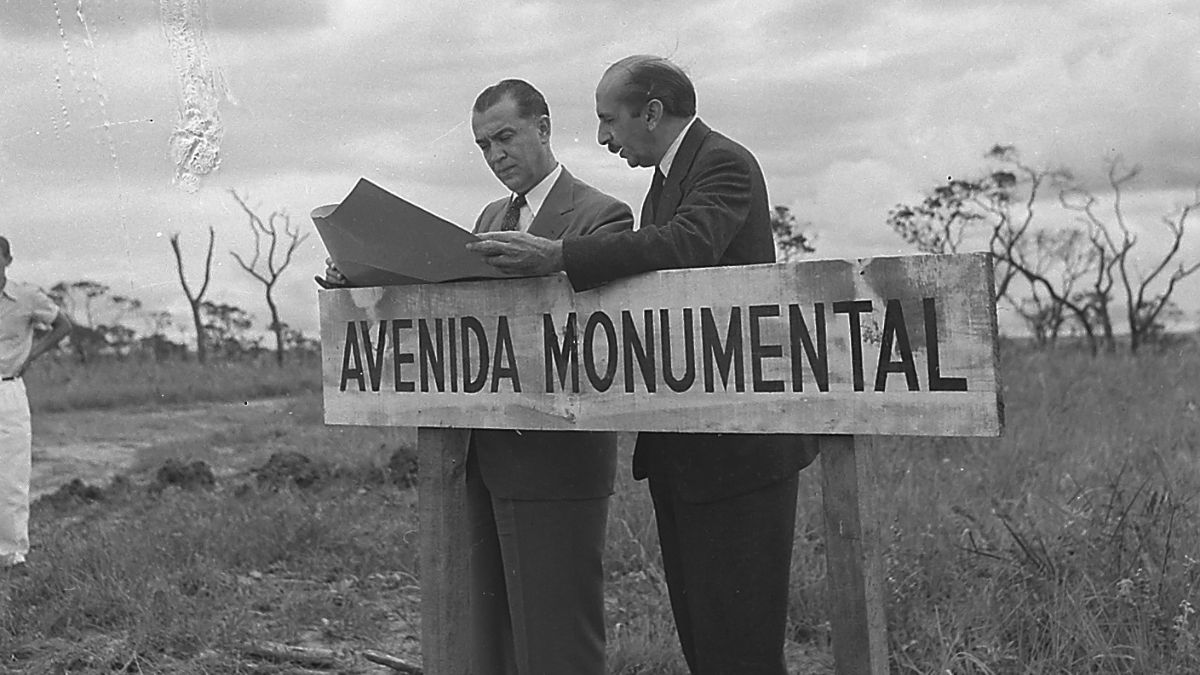 Juscelino Kubitschek visita as construções, acompanhado de Lúcio Costa, 1957 : Arquivo Nacional